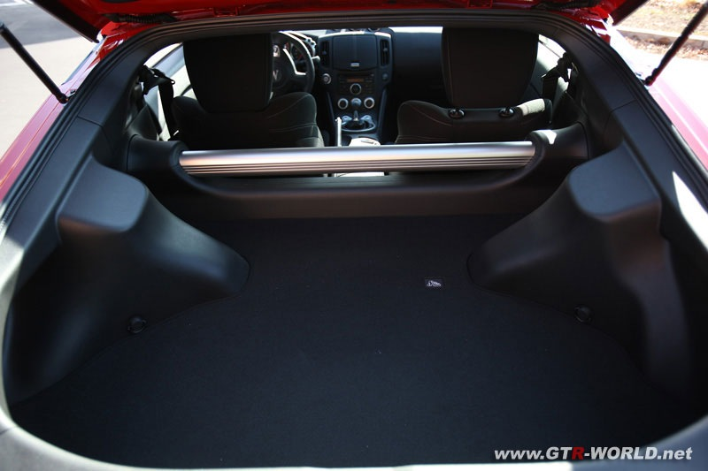 Illustration for article titled 2009 Nissan 370Z Caught With Its Hood Open, Trunk Empty